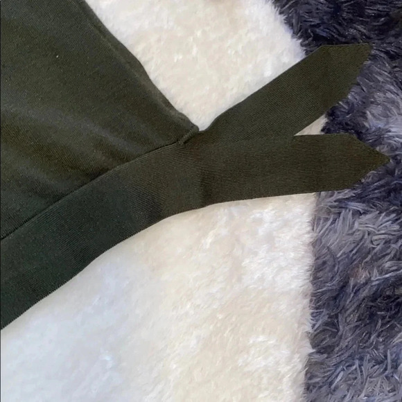 Macy’s I.N.C Olive Green V-neck sweater S - Picture 10 of 10